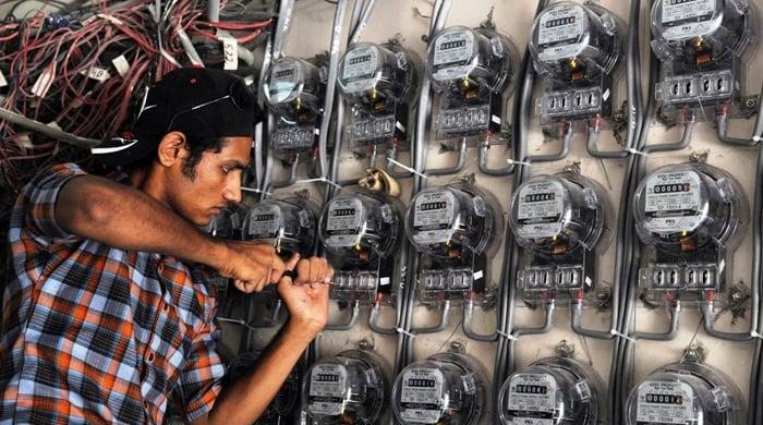 Govt weighs reducing wheeling charges for private power market