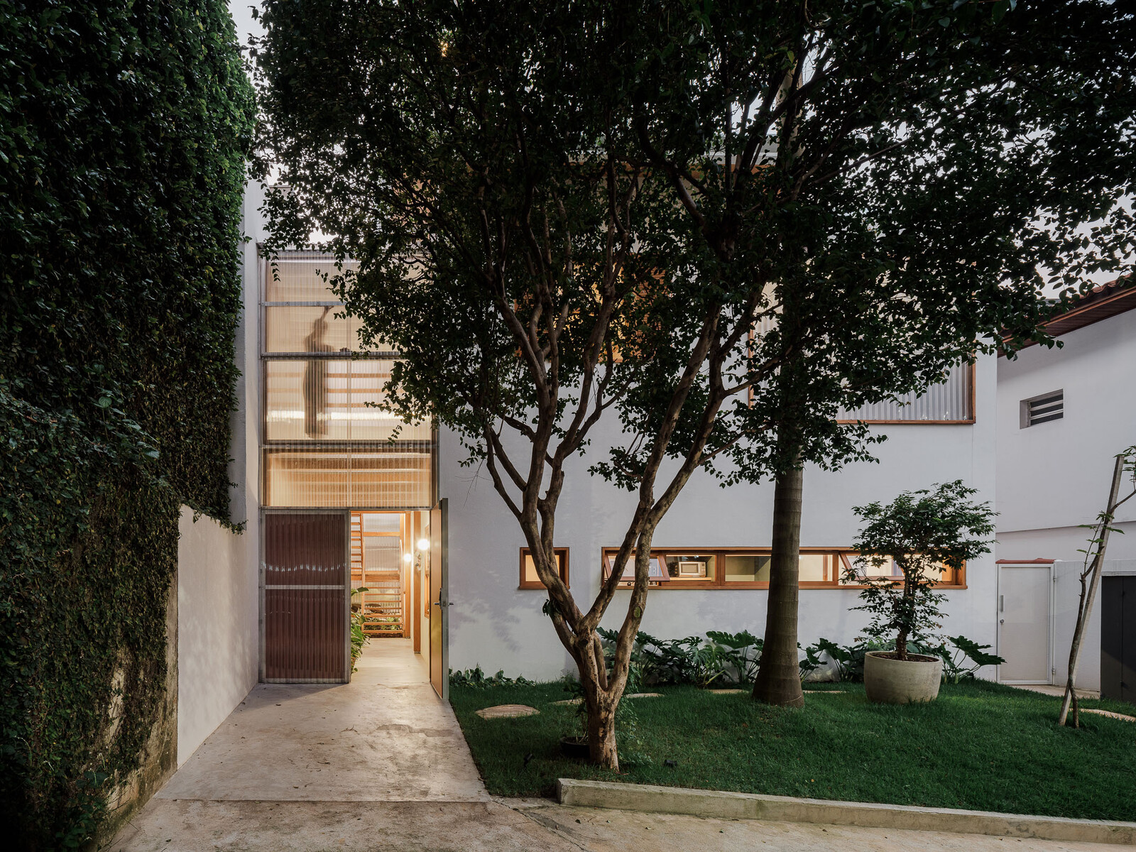 This São Paulo Home’s Garage Is Now a Lush Entry Suffused With Light