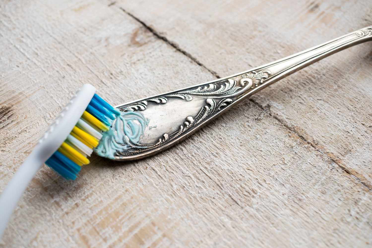 10 Things You Should Be Cleaning With Toothpaste