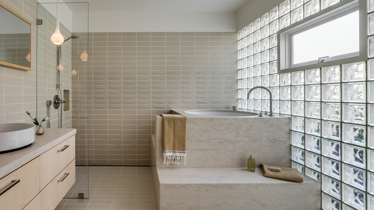 6 Glass Block Bathroom Ideas That Bring Retro-Charm Through This Emerging Design Trend