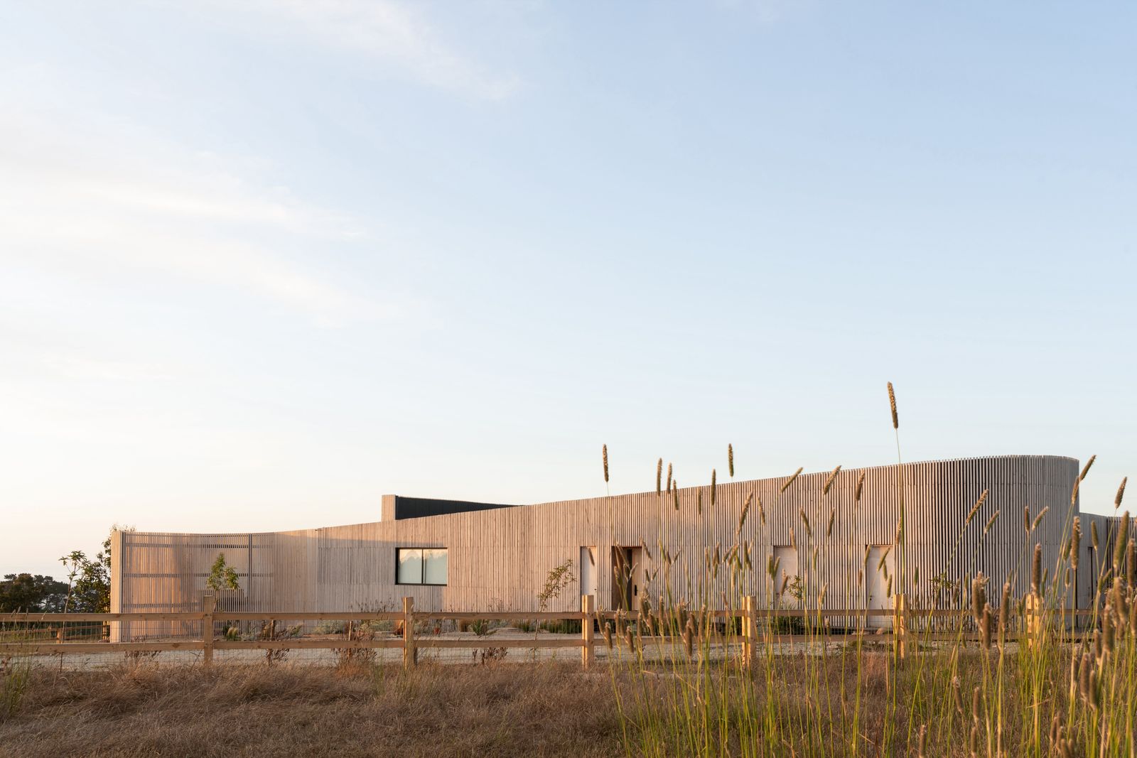 A Chilean Beach Home’s Sinuous Facade Is Designed for High Winds