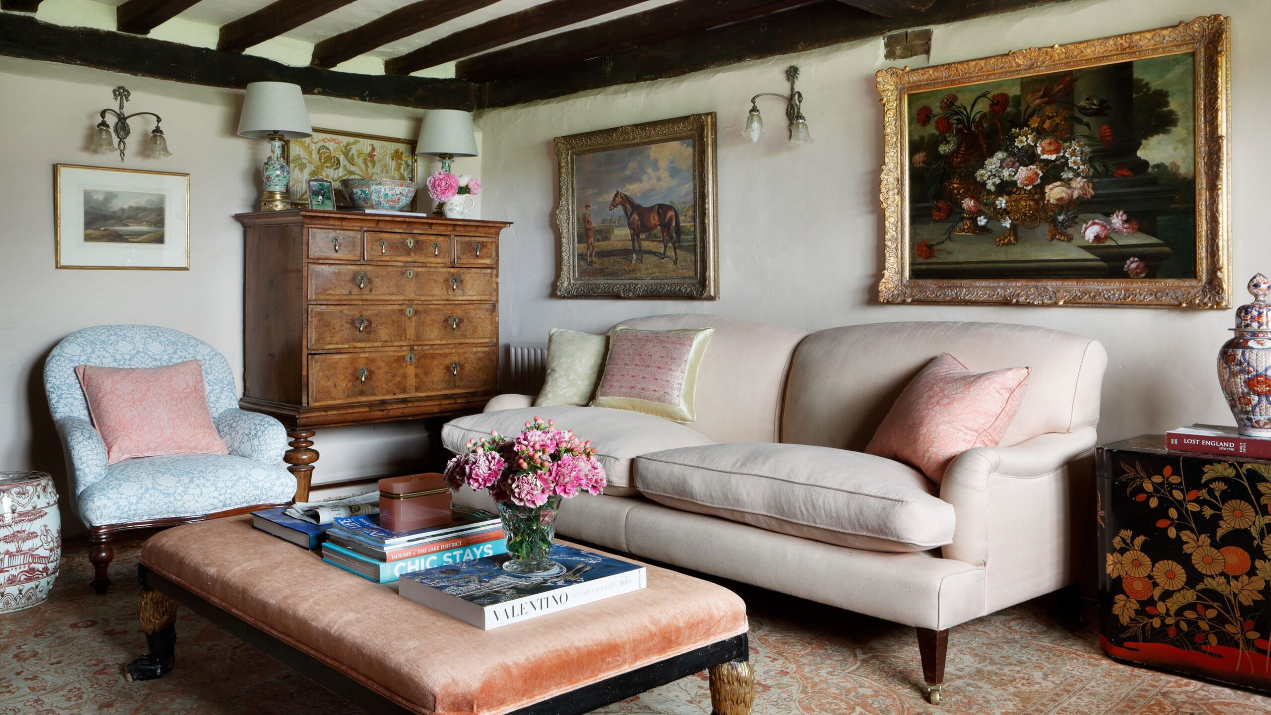 A charming 16th-century farmhouse in an idyllic setting in Surrey