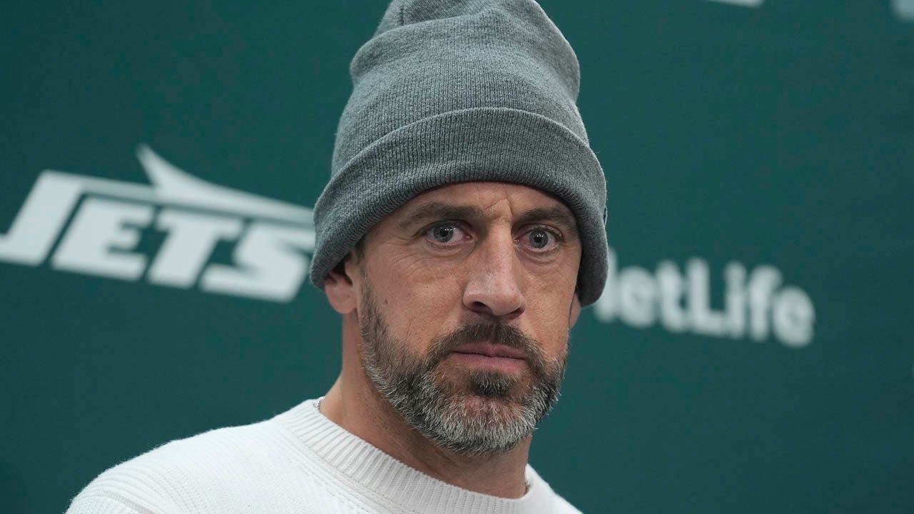 Aaron Rodgers spotted strolling on beach while NFL awaits free agent decision