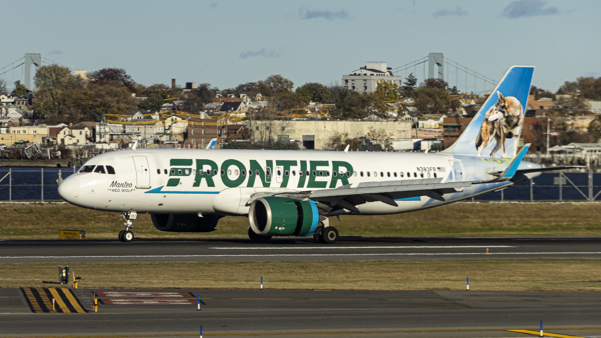 Frontier Airlines offers free checked bags promotion in swipe at Southwest