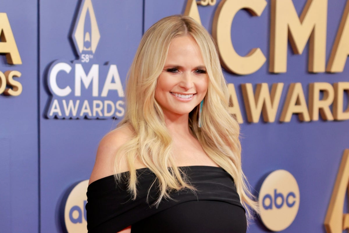 Miranda Lambert hits back at troll who criticized her for wearing leggings