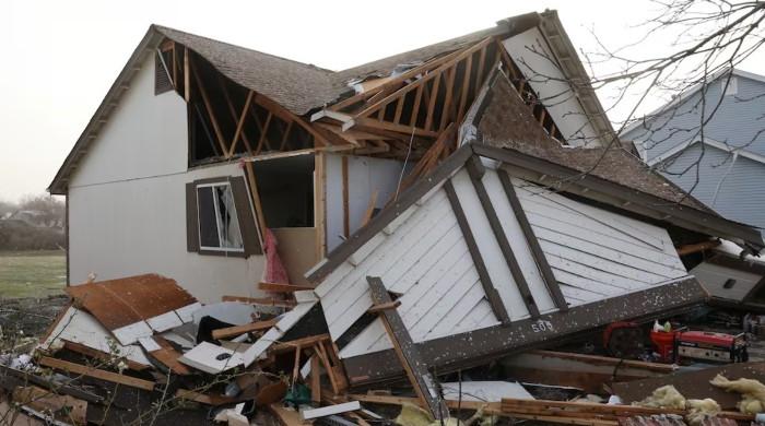 Over 30 dead as tornadoes ravage central US