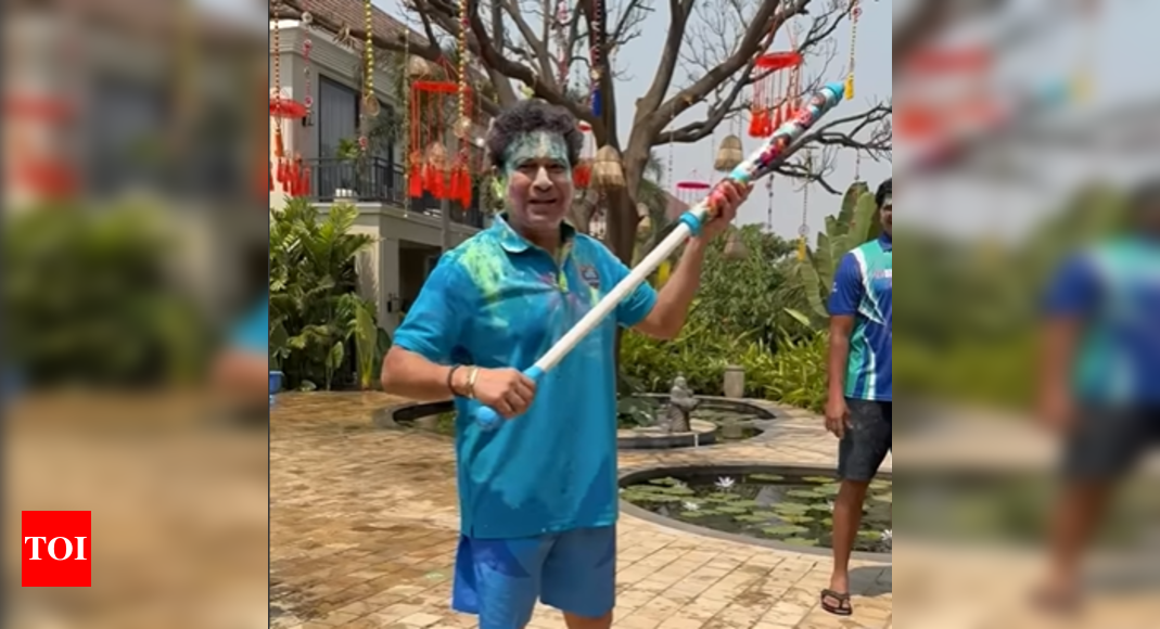 Sachin Tendulkar plays prank with Yuvraj Singh and Ambati Rayudu, shows how cricket stars play Holi! - The Times of India