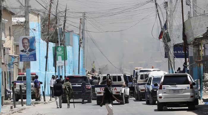 Somali militants target presidential convoy in bomb attack, president safe