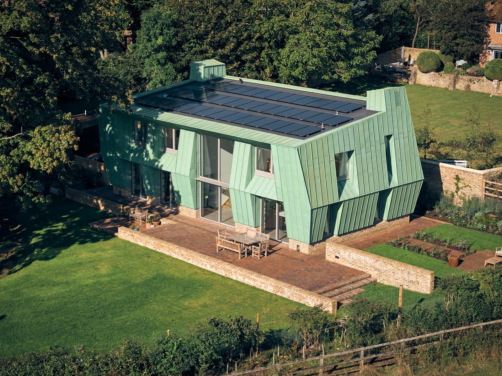 This U.K. Home’s Oz-Green Shell Is Actually a Sustainability Move