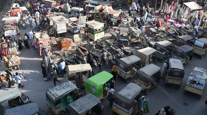 Traffic police ban taxis, rickshaws in various markets in Karachi